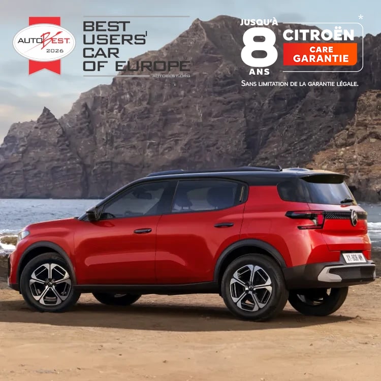 Vue côtière arrière aux trois quarts du SUV compact Citroën C3, mettant en avant un design primé et une garantie de 8 ans pour une mobilité confiante et abordable.