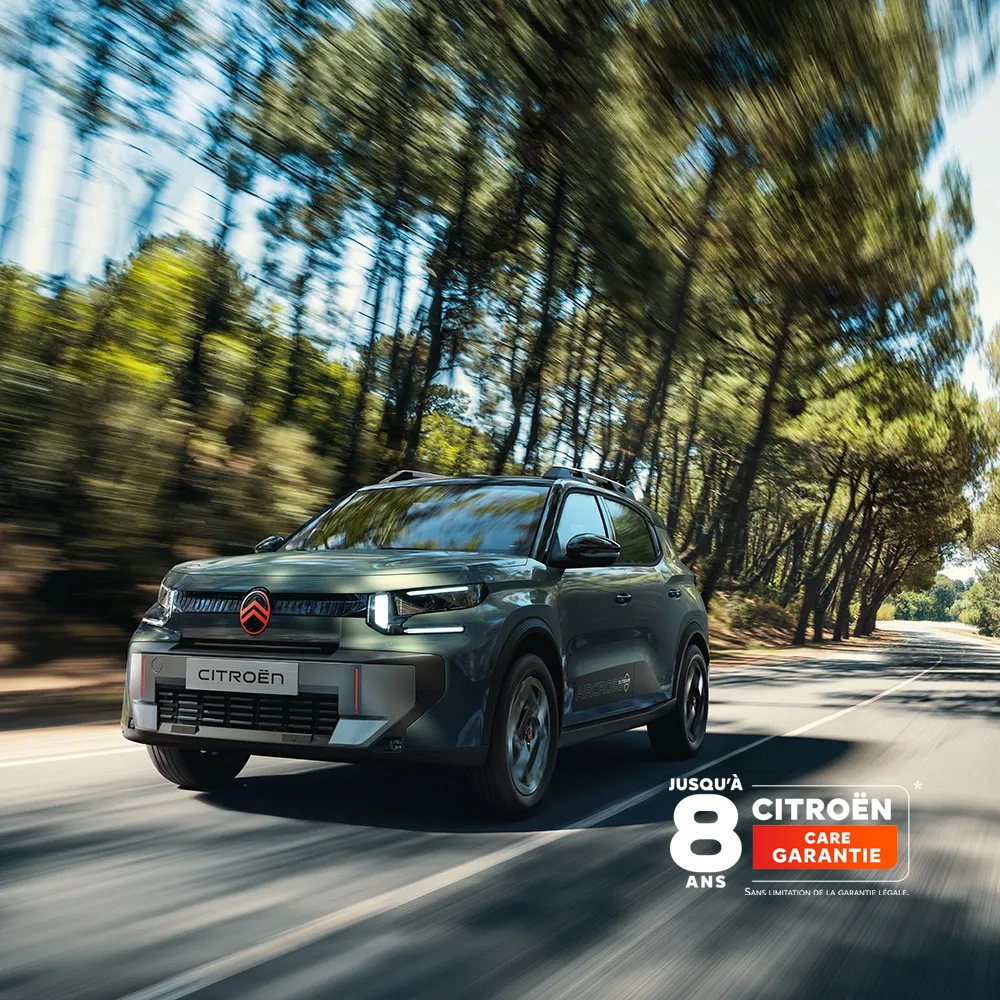 Vue avant trois-quarts de Citroën ë-C3 Aircross Outdoor, présentant un SUV spacieux, polyvalent et confortable au style innovant pour les trajets en famille