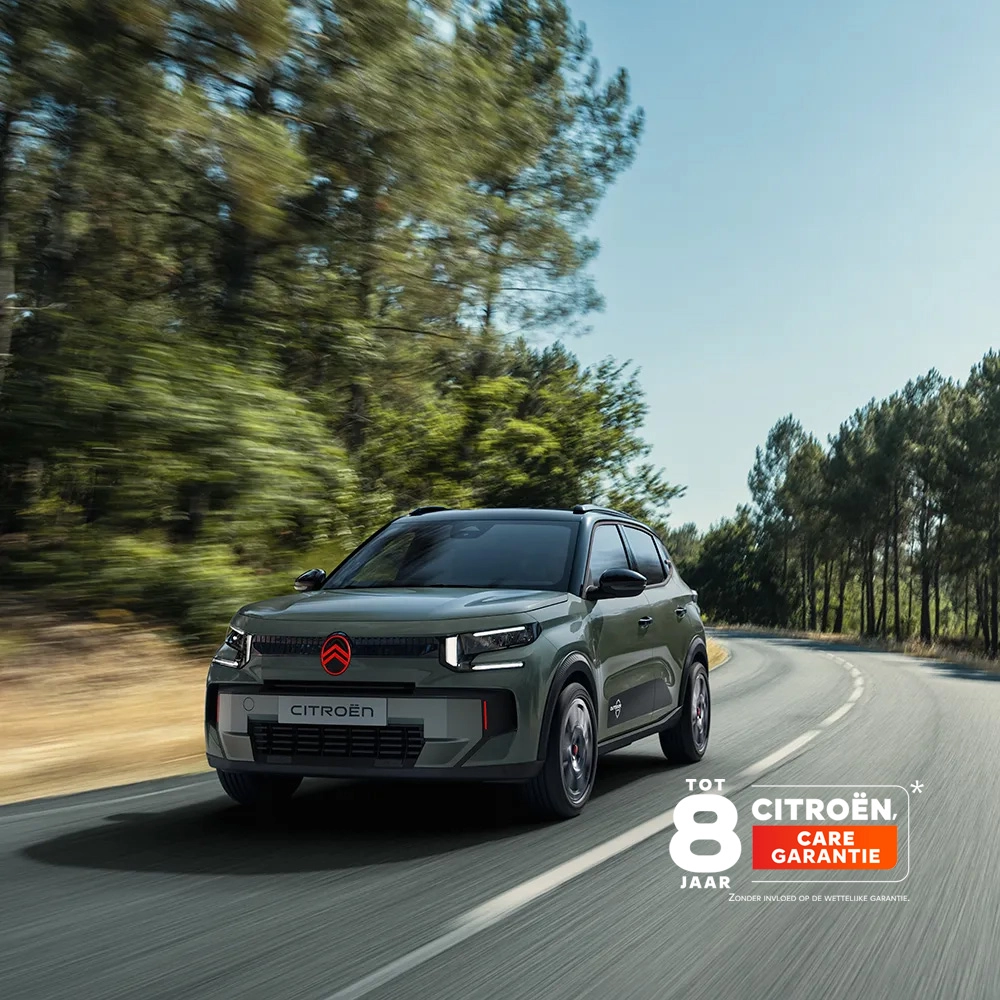 Driekwartvooraanzicht van de Citroën C3 Outdoor met LED-lichtsignatuur, die Citroën Advanced Comfort toont op een panoramische route