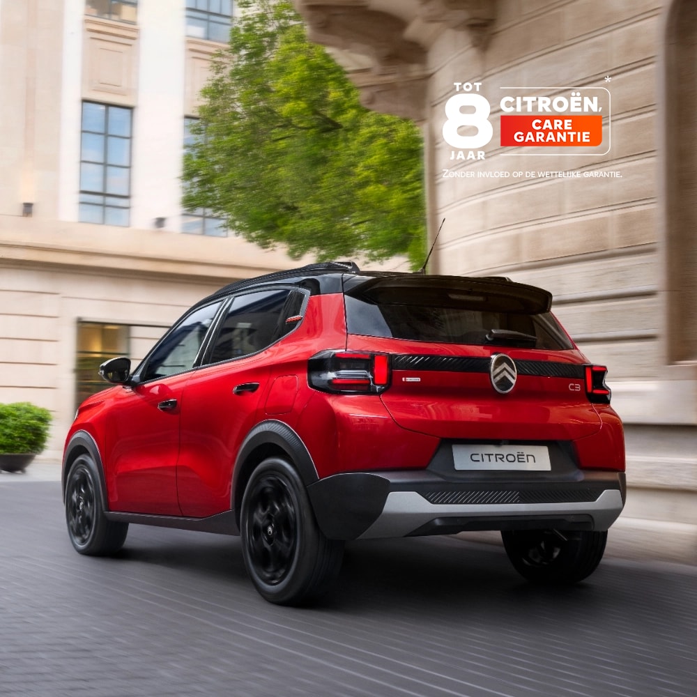 Driekwart achter-zijaanzicht rijdend van de compacte SUV Citroën C3 met soepele stedelijke prestaties en 8 jaar garantie voor zelfverzekerde en betaalbare mobiliteit.
