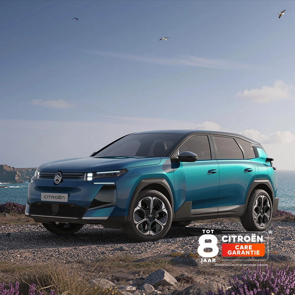 Driekwart vooraanzicht van de Citroën C5 Aircross Emeraude, Citroën LED-lichtsignatuur en krachtig design, gezins-SUV