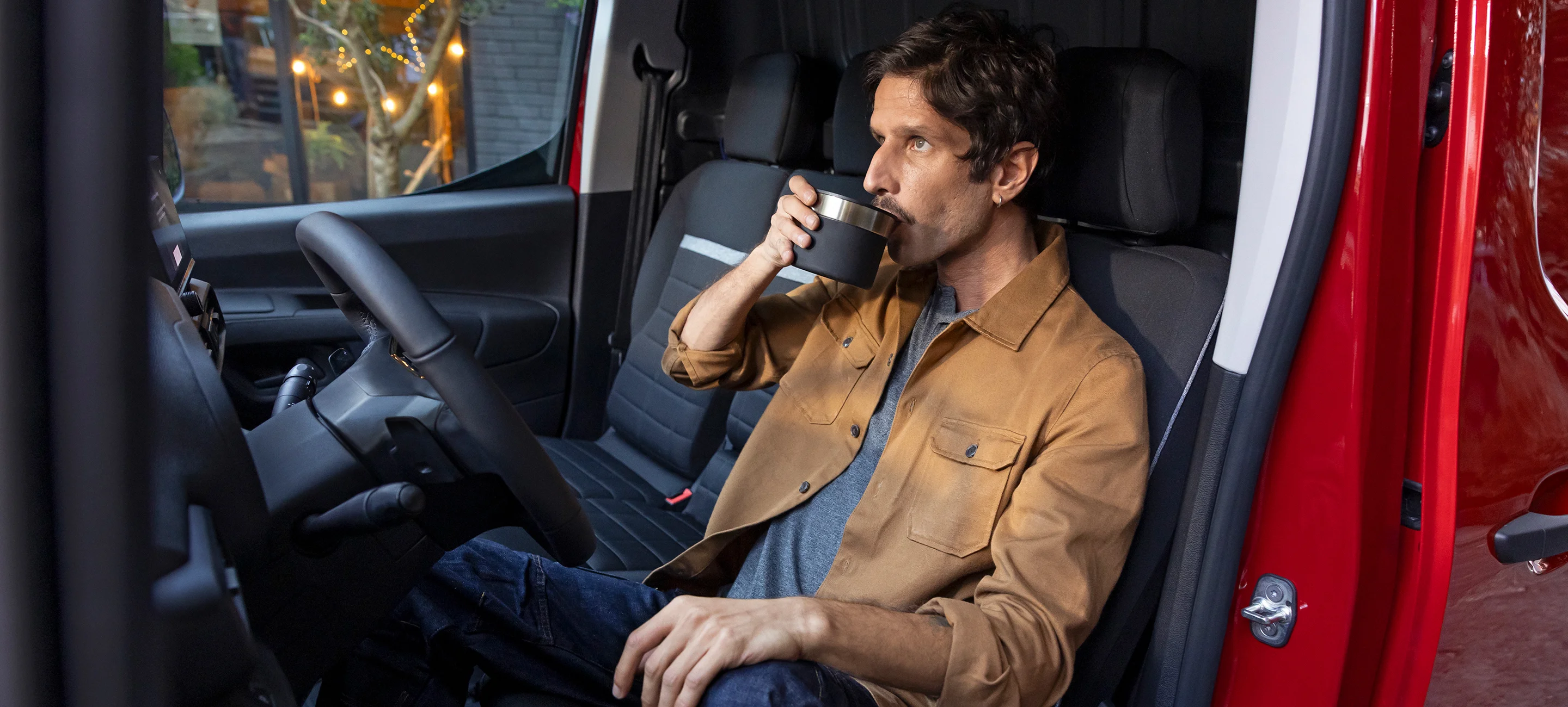 Vue intérieure d’un Citroën Berlingo Van mettant en avant les sièges Advanced Comfort, le confort de conduite et un habitacle ergonomique.