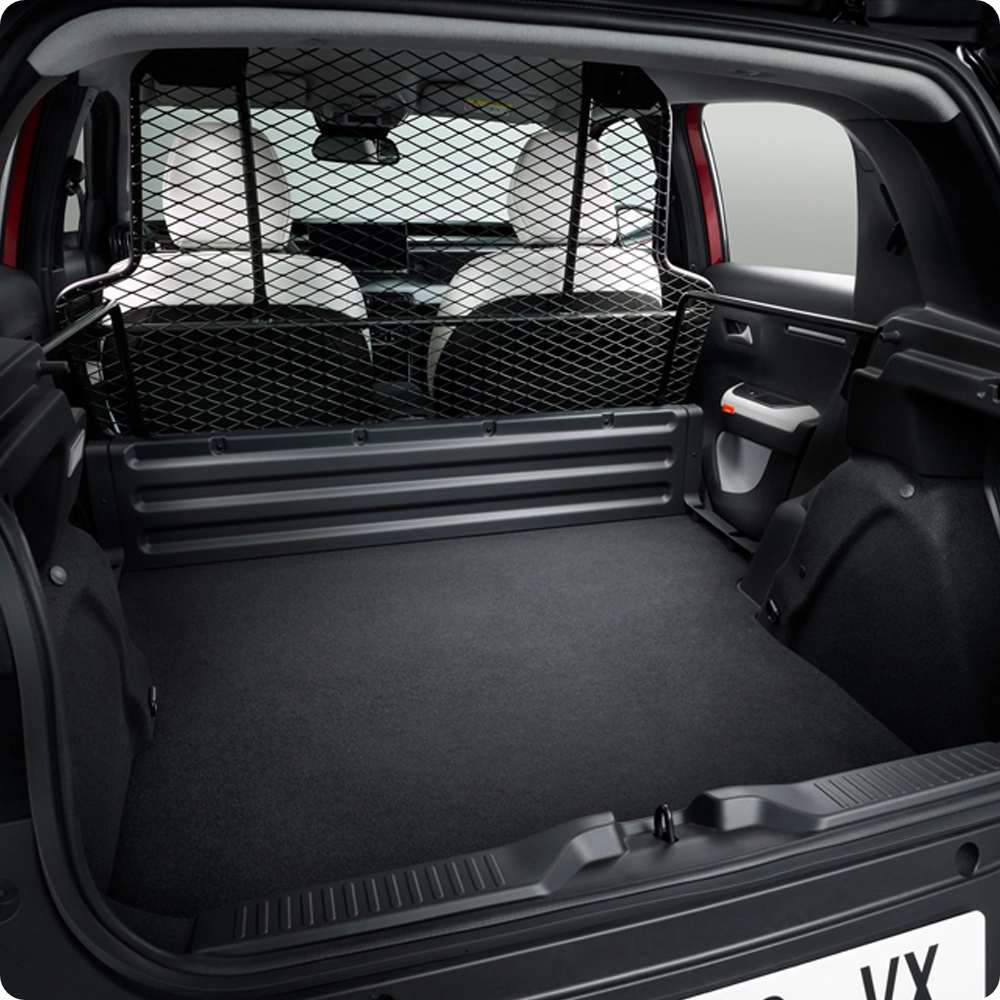 Vue arrière de l’espace de chargement de l’ë-C3 Van, mettant en avant son volume utile, sa grille de séparation et sa capacité de chargement pratique.