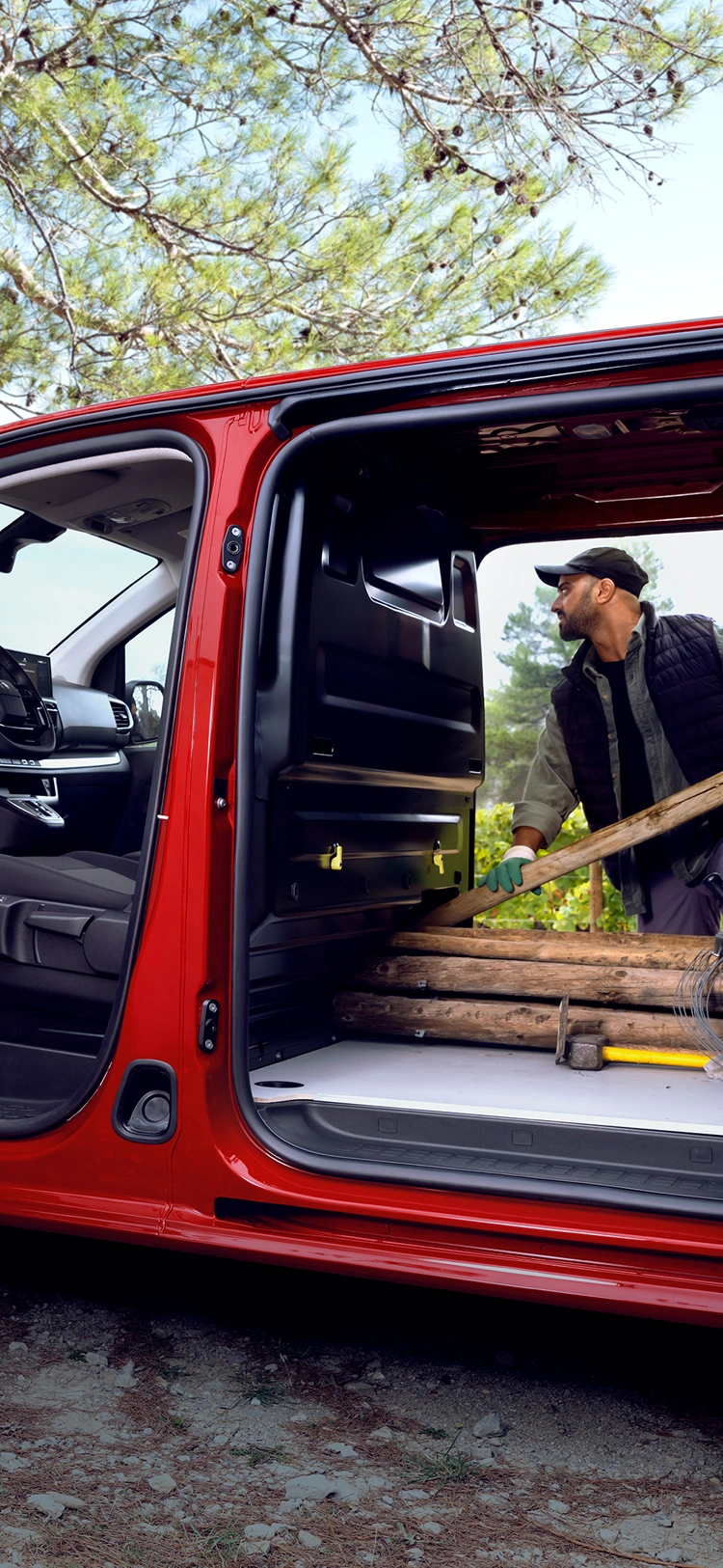 Side open-door view Citroën ë-Jumpy electric van low height access for professionals, smart EV alternative