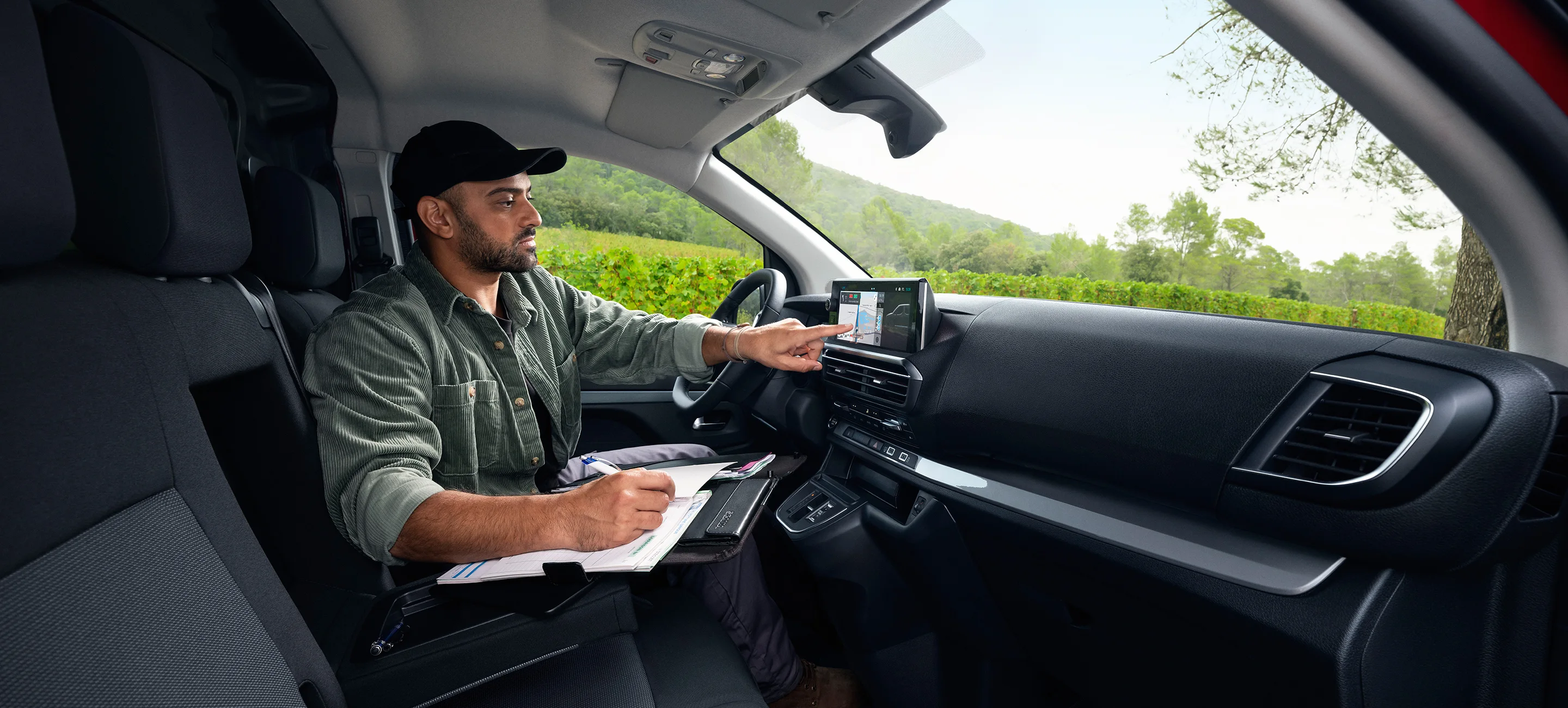 Interior dashboard view Citroën ë-Jumpy electric van 10-inch digital screens for connected driving, smart EV alternative
