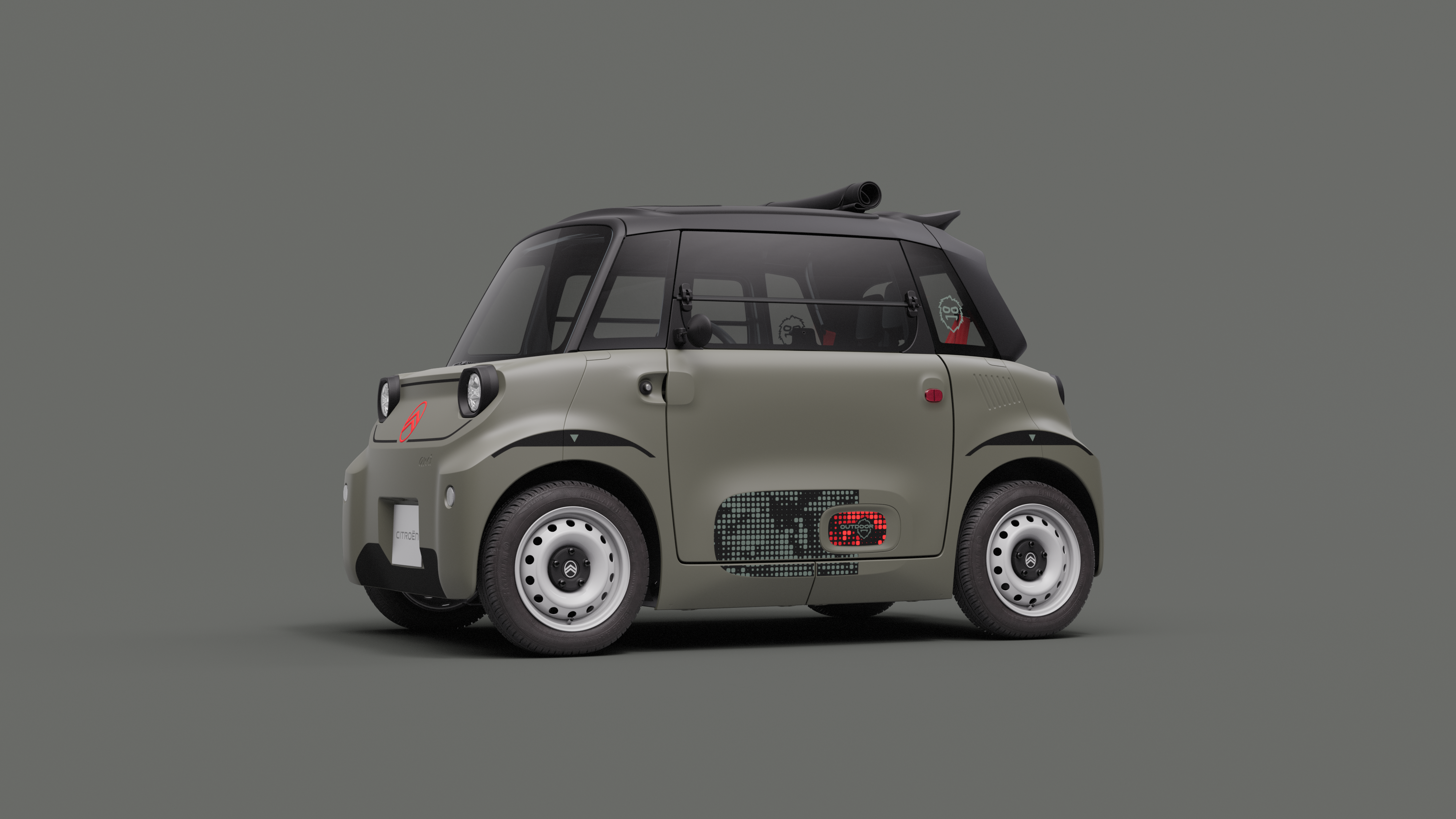 Vue de profil de Citroën Ami Outdoor avec toit ouvert et stickers spécifiques présentant un véhicule urbain électrique compact pour les déplacements quotidiens