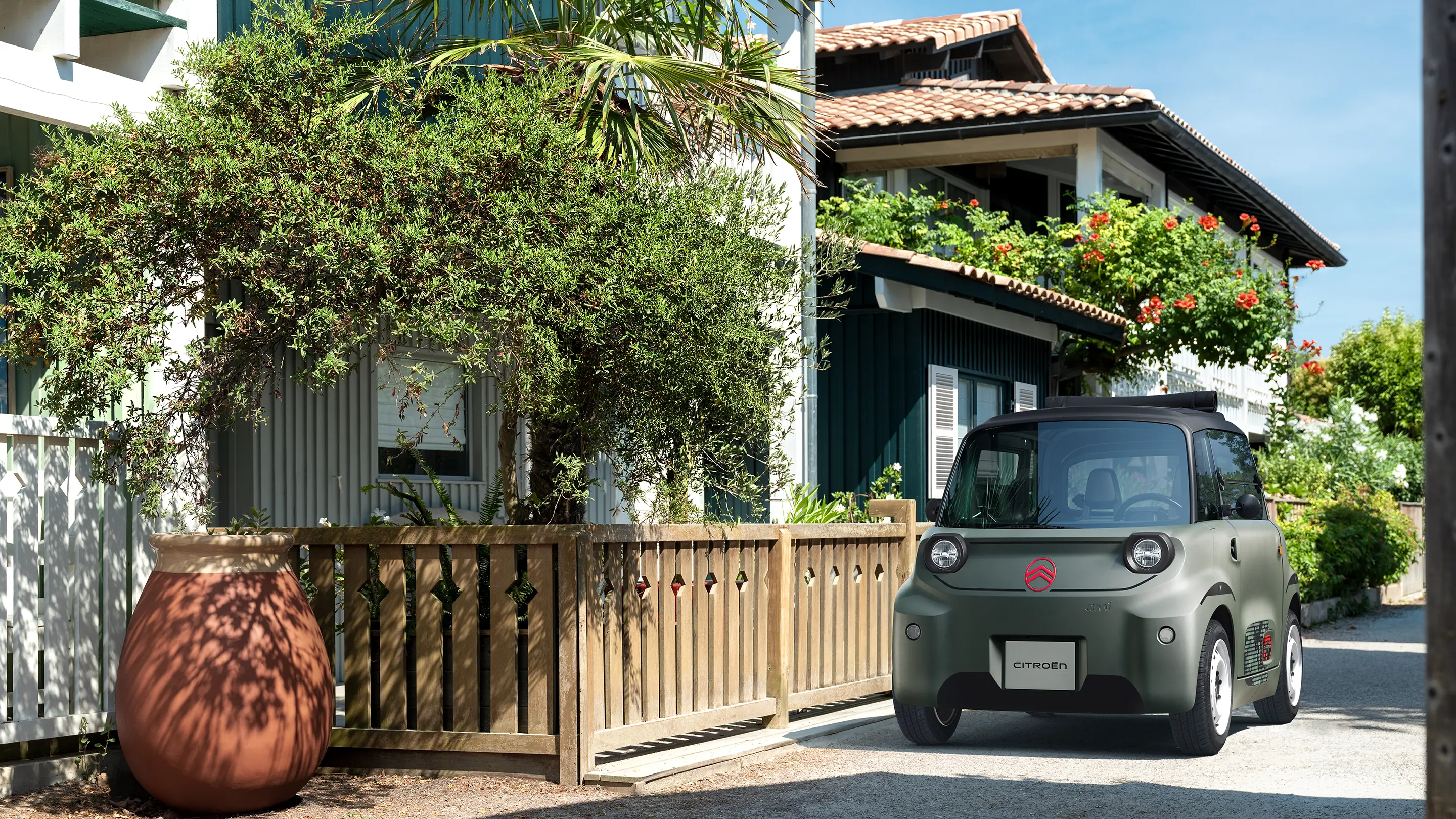 Vue avant trois-quarts de Citroën Ami Outdoor avec capote souple présentant un véhicule urbain électrique pour les déplacements de proximité