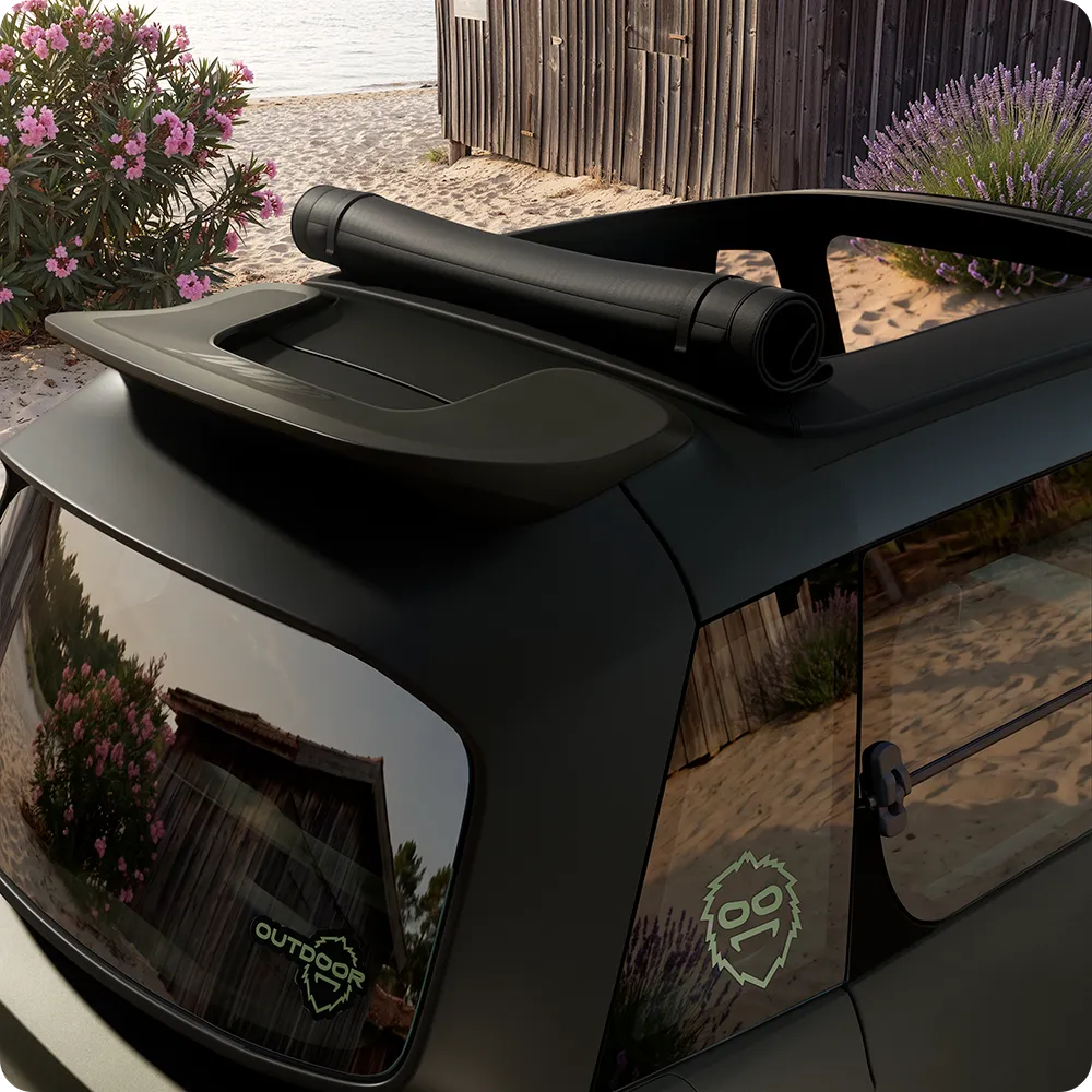 Vue arrière en plongée de Citroën Ami Outdoor avec toit ouvrant noir présentant un véhicule urbain électrique pour se déplacer à ciel ouvert