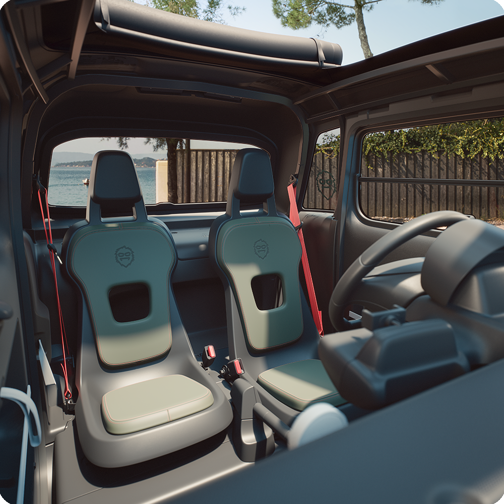 Vue intérieure avant des sièges de Citroën Ami Outdoor avec toit ouvert et ceintures de sécurité rouges présentant un véhicule urbain électrique pour les aventures en plein air