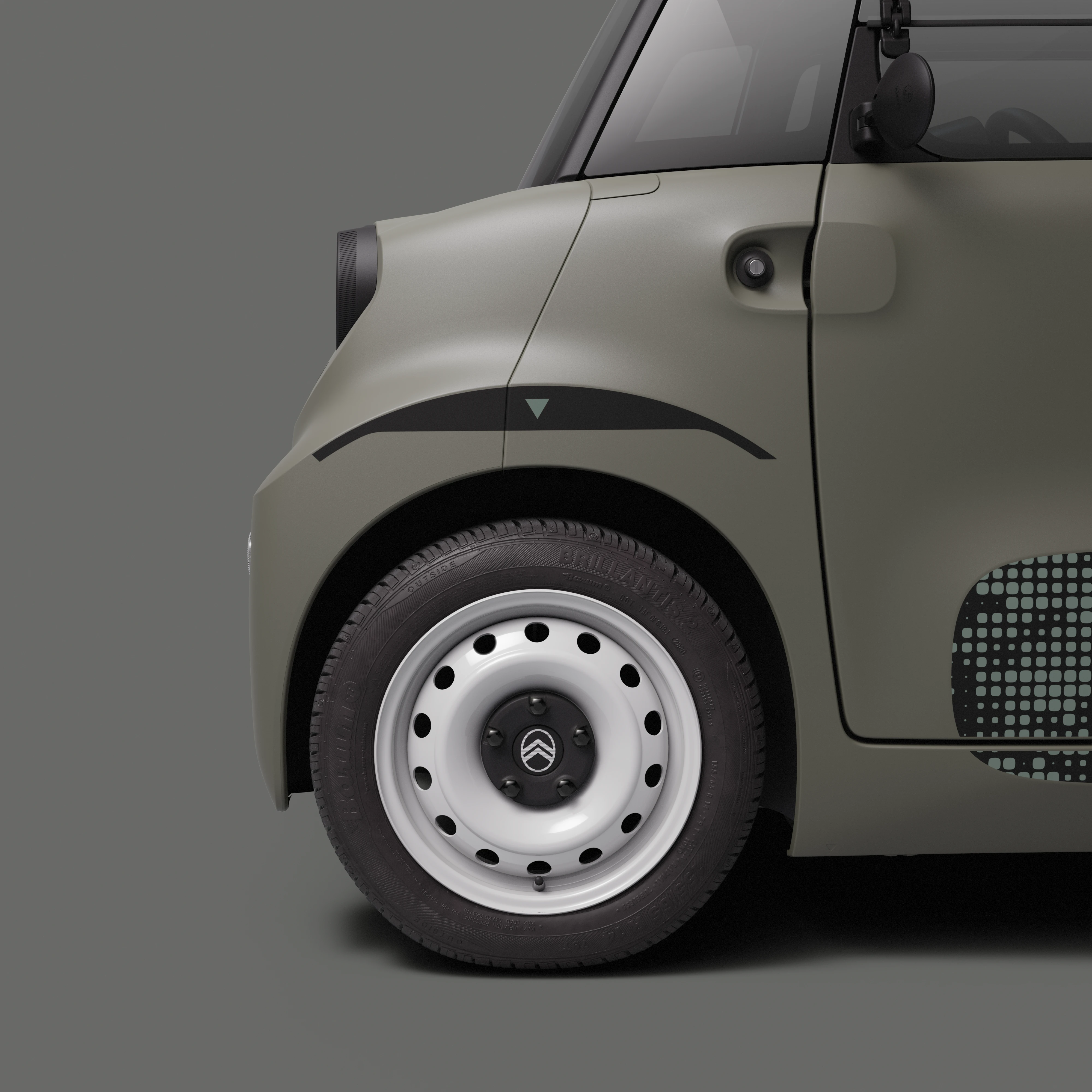 Gros plan sur les roues en acier blanches de Citroën Ami Outdoor présentant un véhicule urbain électrique compact pour les déplacements quotidiens