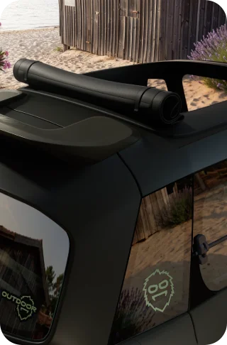 Vue arrière en plongée de Citroën Ami Outdoor avec toit ouvrant présentant un véhicule urbain électrique pour se déplacer à ciel ouvert