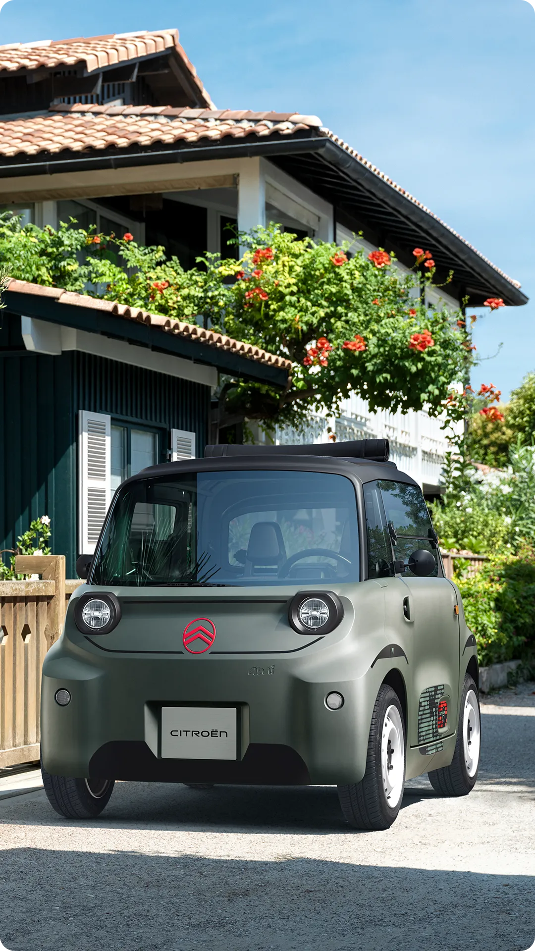 Vue avant trois-quarts de Citroën Ami Outdoor avec capote souple présentant un véhicule urbain électrique pour les déplacements de proximité