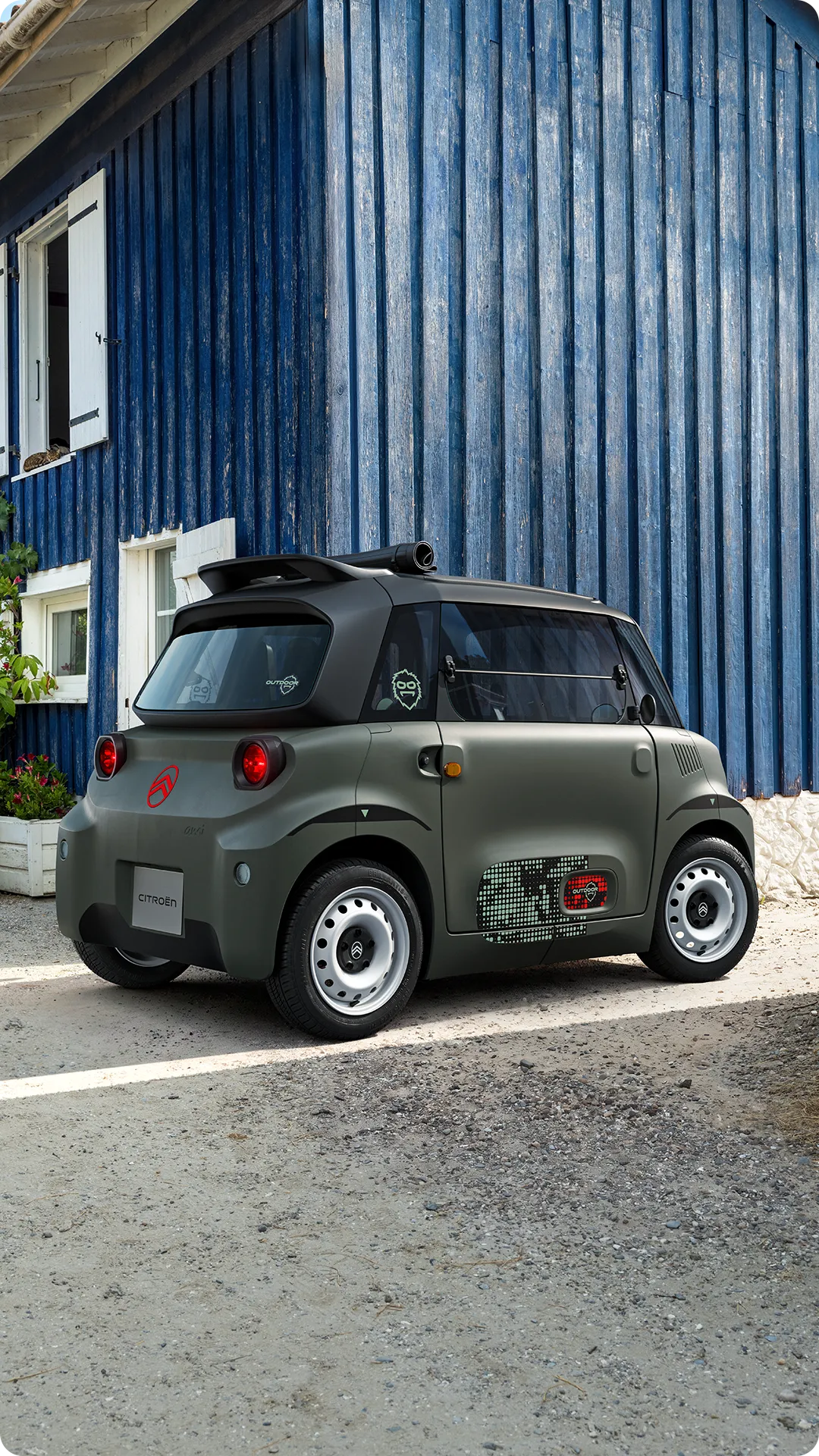 Vue avant trois-quarts de Citroën Ami Outdoor avec capote souple présentant un véhicule urbain électrique pour les déplacements urbains du quotidien