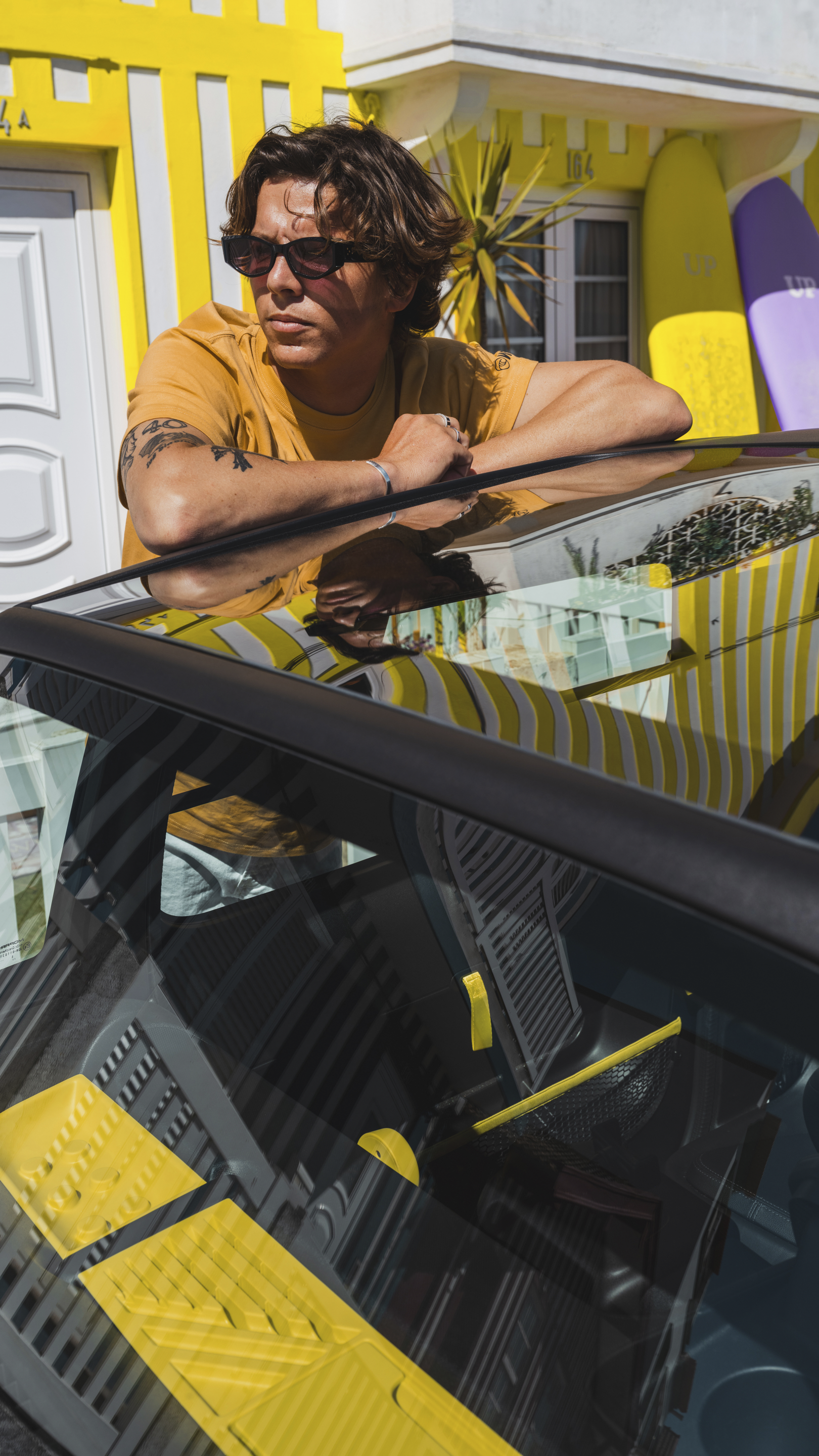 Lifestyle-aanzicht van het dak van de Citroën Ami x Rip Curl elektrische wagen zonder rijbewijs, Citroën Ami voor een stedelijke elektrische mobiliteitservaring