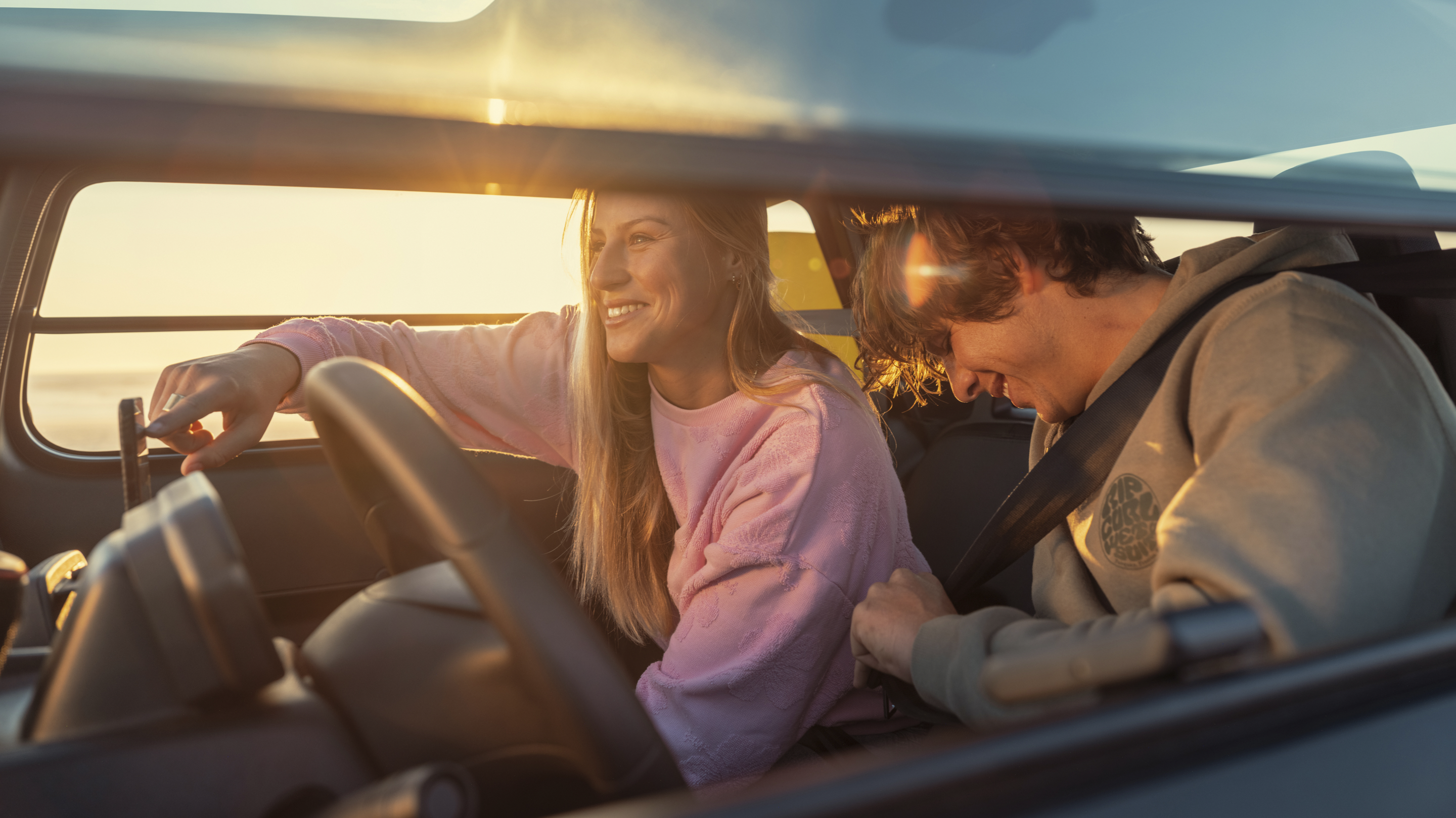 Lifestyle interieuraanzicht van de Citroën Ami x Rip Curl elektrische wagen zonder rijbewijs, Citroën Ami voor een gedeeld moment in stedelijke elektrische mobiliteit