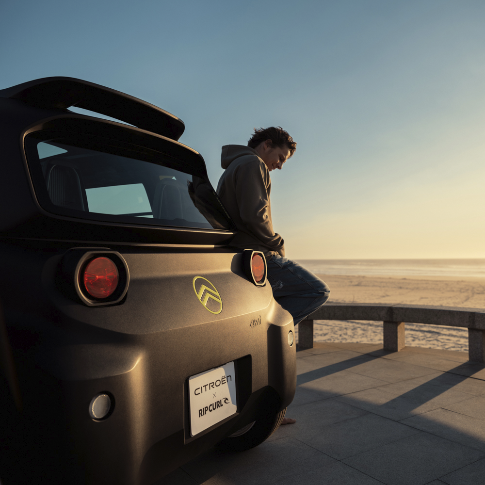 Achteraanzicht op het strand bij zonsondergang van de Citroën Ami x Rip Curl elektrische wagen zonder rijbewijs, Citroën Ami staat voor kustvrijheid in stedelijke elektrische mobiliteit