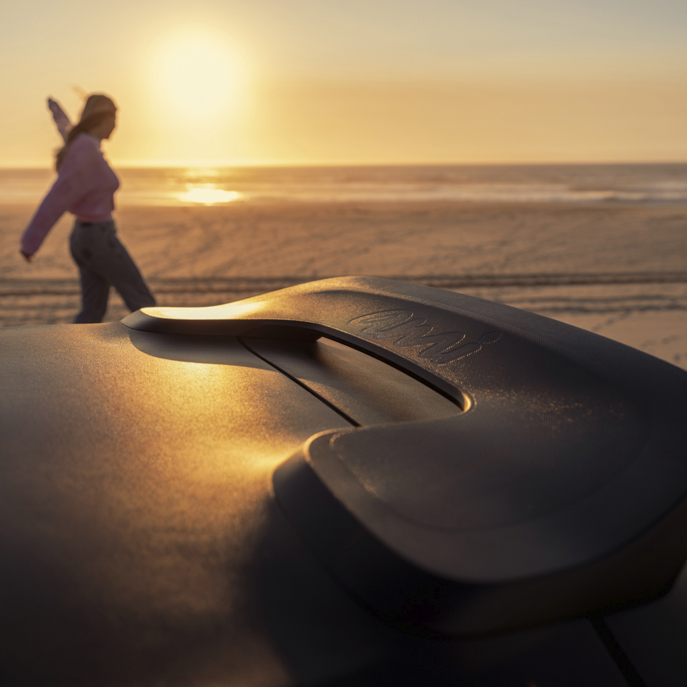Close-up van de dakhandgreep bij zonsondergang van de Citroën Ami x Rip Curl elektrische wagen zonder rijbewijs, Citroën Ami voor een strandlifestyle in stedelijke elektrische mobiliteit