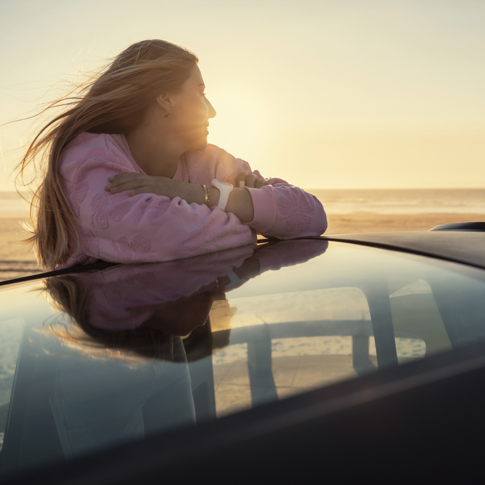 Lifestyle-aanzicht van het dak van de Citroën Ami x Rip Curl elektrische wagen zonder rijbewijs, Citroën Ami voor een zonsondergang-uitstap in stedelijke elektrische mobiliteit