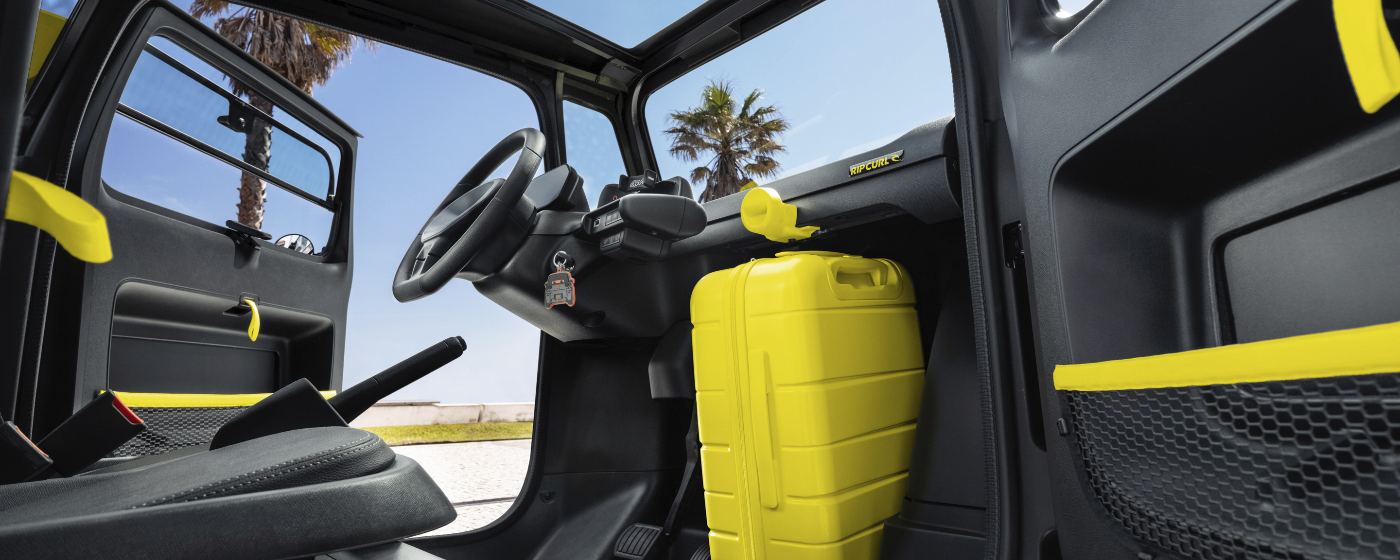Breed interieuraanzicht van de Citroën Ami x Rip Curl elektrische wagen zonder rijbewijs, praktisch interieur van de Citroën Ami voor een stedelijke elektrische wagen