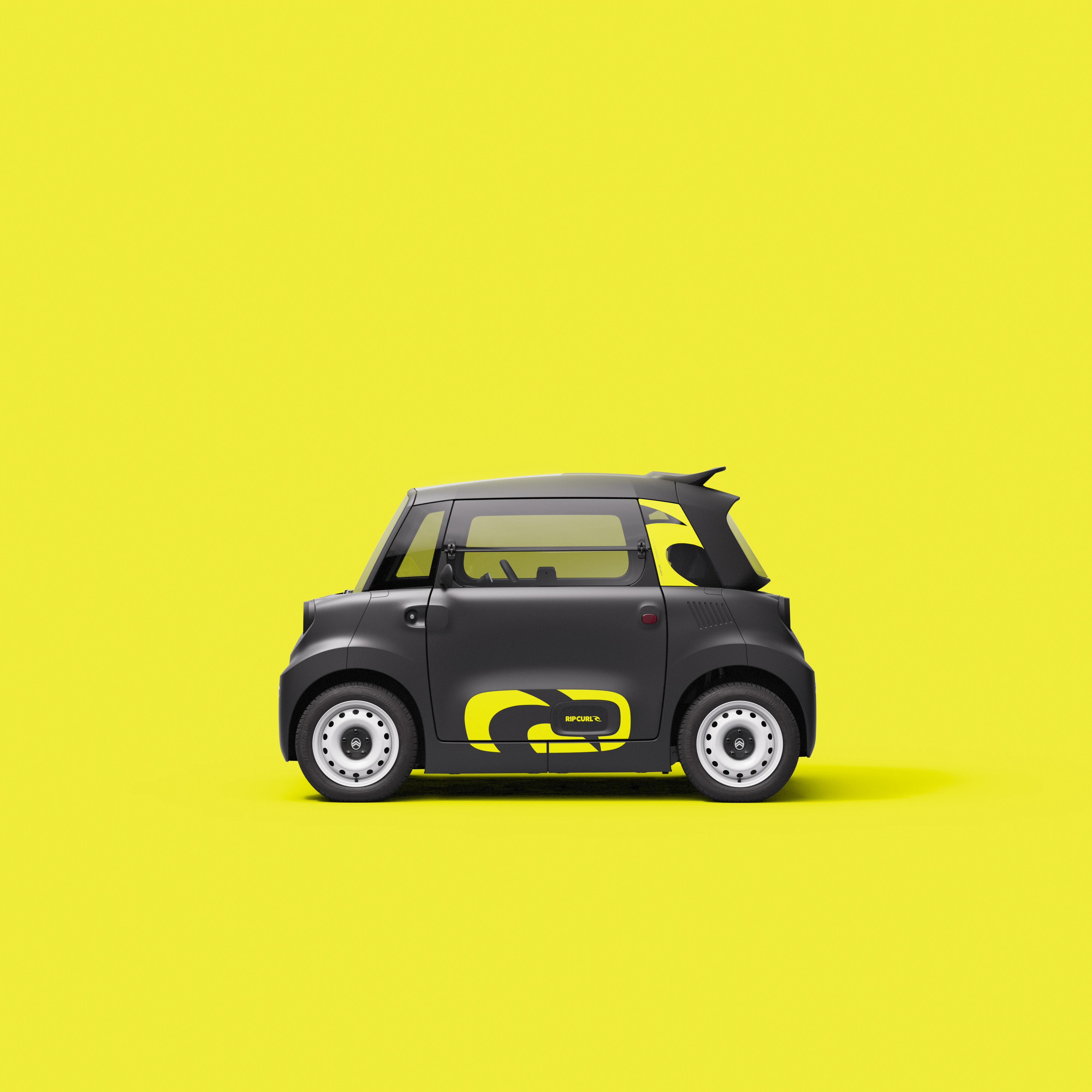 Profielaanzicht van de Citroën Ami x Rip Curl elektrische wagen zonder rijbewijs, compacte Citroën Ami voor stedelijke elektrische mobiliteit
