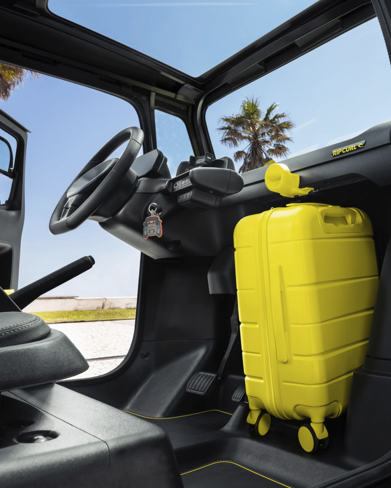 Breed interieuraanzicht van de Citroën Ami x Rip Curl elektrische wagen zonder rijbewijs, Citroën Ami staat voor opbergvrijheid in stedelijke elektrische mobiliteit