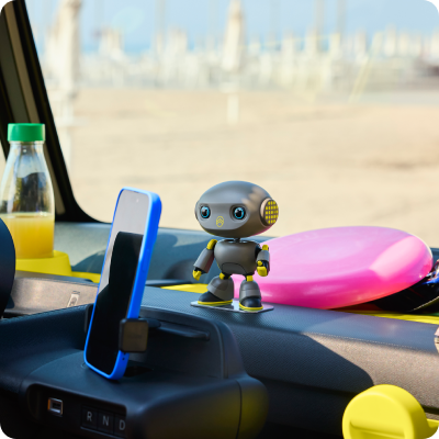 Vue intérieure du tableau de bord de Citroën Ami, véhicule urbain électrique doté de rangements astucieux et d’un habitacle compact pour une mobilité urbaine accessible et améliorée