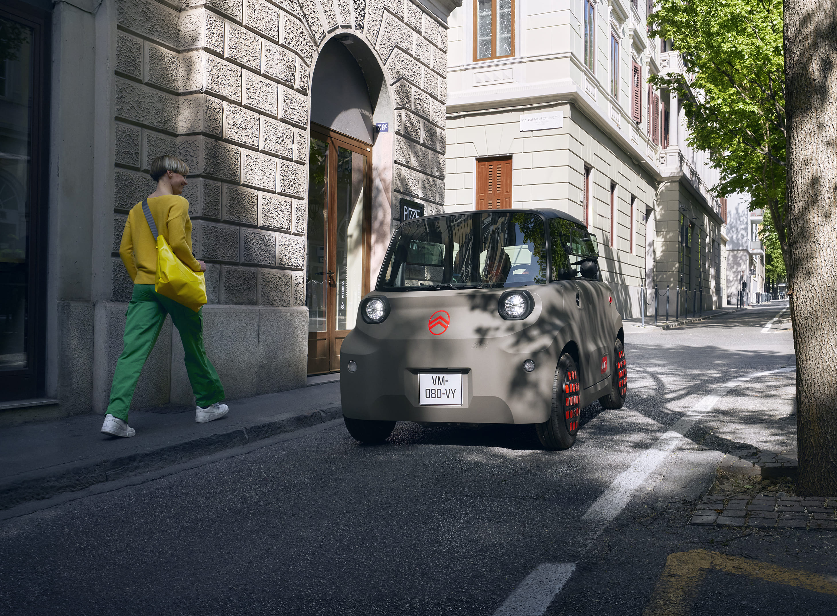 Zicht van schuin-achter de Citroën Ami Icy toont het compacte, betrouwbare elektrische design dat innovatieve bewegingsvrijheid in de stad biedt.
