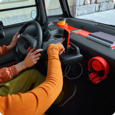 Vue intérieure du poste de conduite de Citroën Ami avec un agencement sûr, durable et protecteur, adapté à des accessoires connectés innovants pour la conduite urbaine.