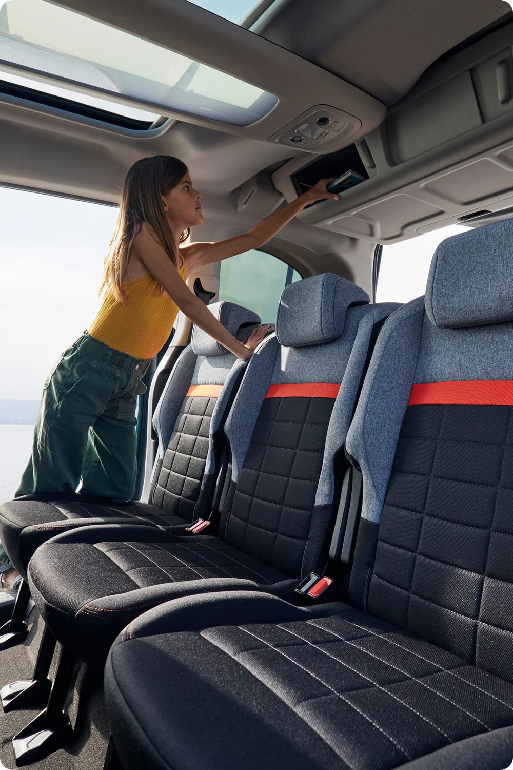 Vue intérieure arrière ë-Berlingo mettant en valeur des sièges modulaires, du confort, de l’espace, de la sécurité et une utilisation familiale polyvalente améliorée