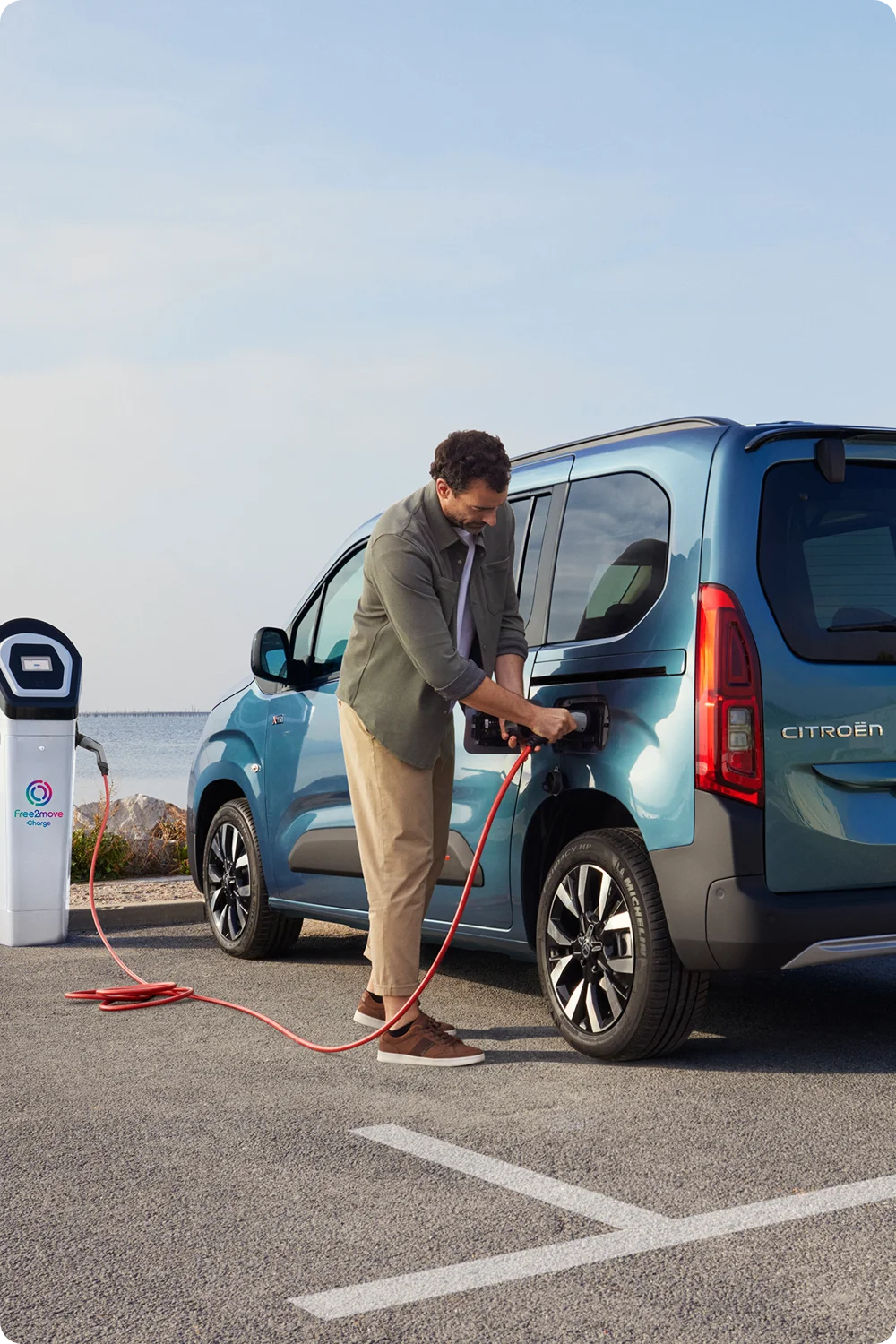 Vue latérale ë-Berlingo recharge à une station Free2move montrant sécurité, efficacité, technologie et une utilisation électrique assurée