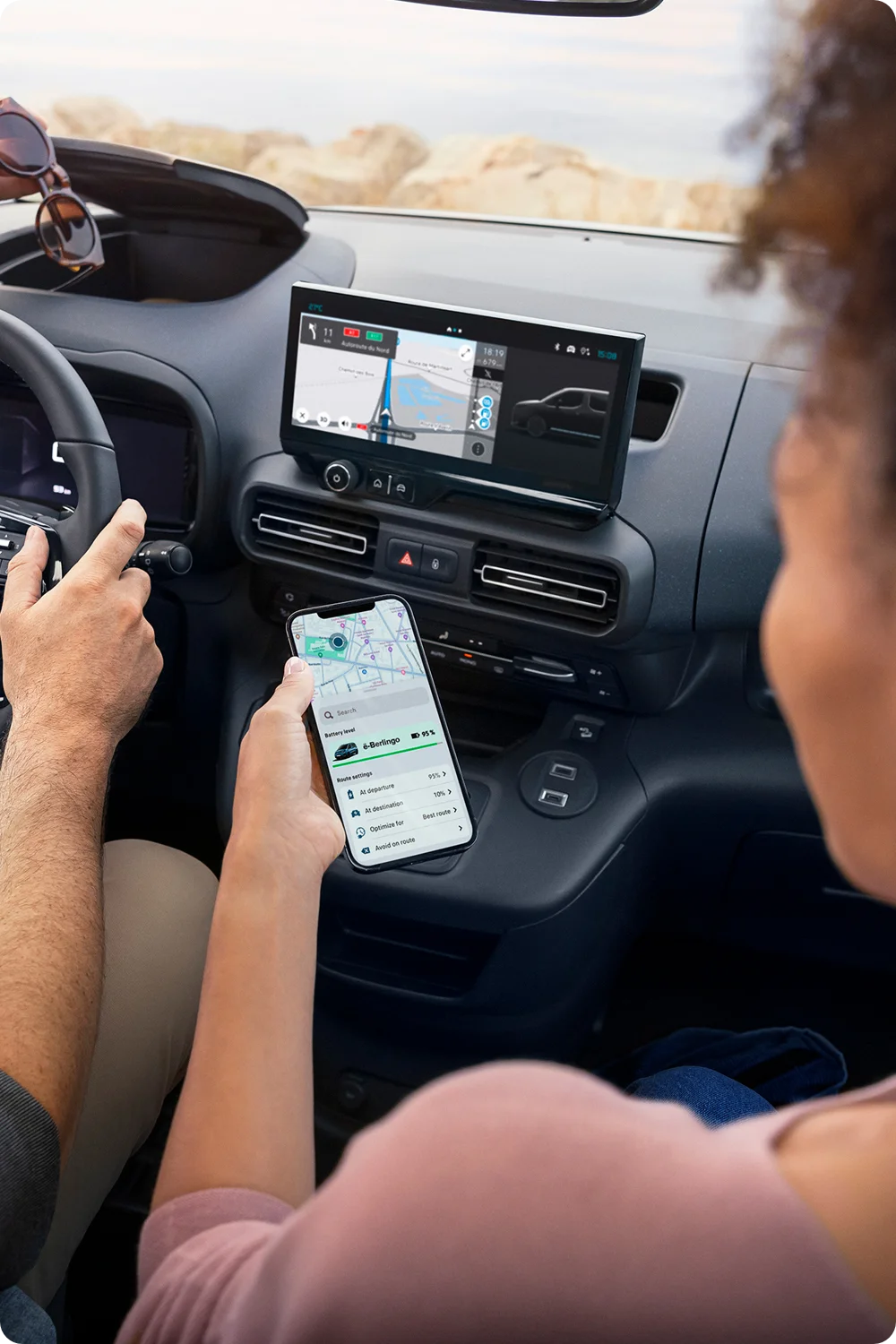 Vue intérieure avant ë-Berlingo montrant la technologie embarquée, la connectivité, la sécurité et un confort de conduite moderne renforcé