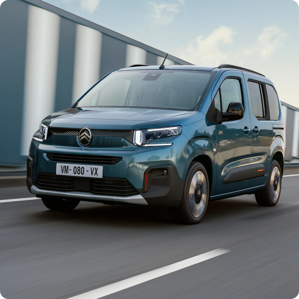 Vue de face Kiama Bleu ë-Berlingo montrant une wagennomie électrique, une efficacité, la sécurité et une liberté confiante sur les longues distances