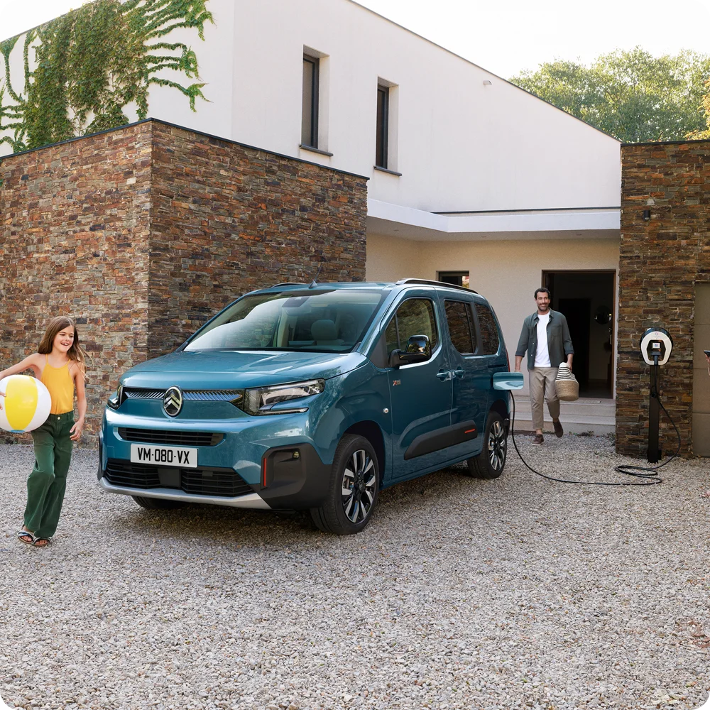 Vue latérale Kiama Blue ë-Berlingo montrant la sécurité, l’efficacité, la technologie et une utilisation quotidienne confiante de la recharge publique