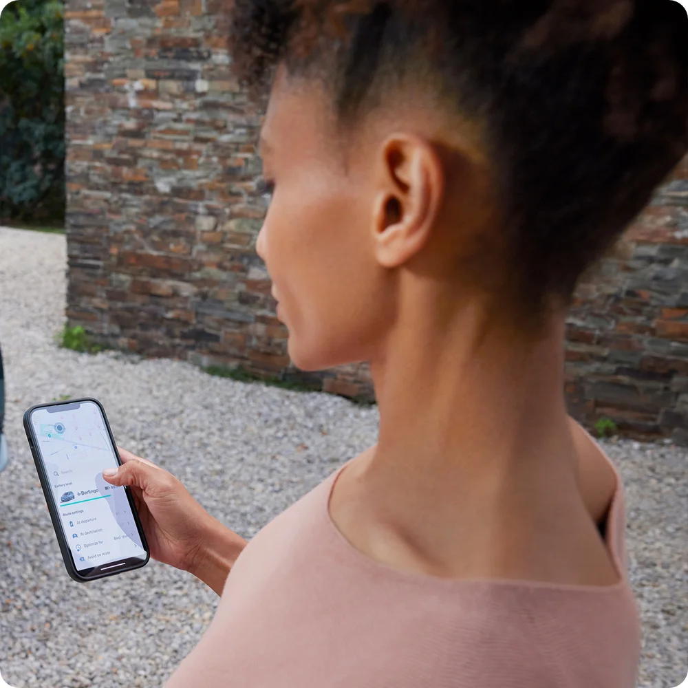 Vue détaillée smartphone avec données de recharge ë-Berlingo montrant connectivité, sécurité, efficacité et une planification plus fluide des longs trajets