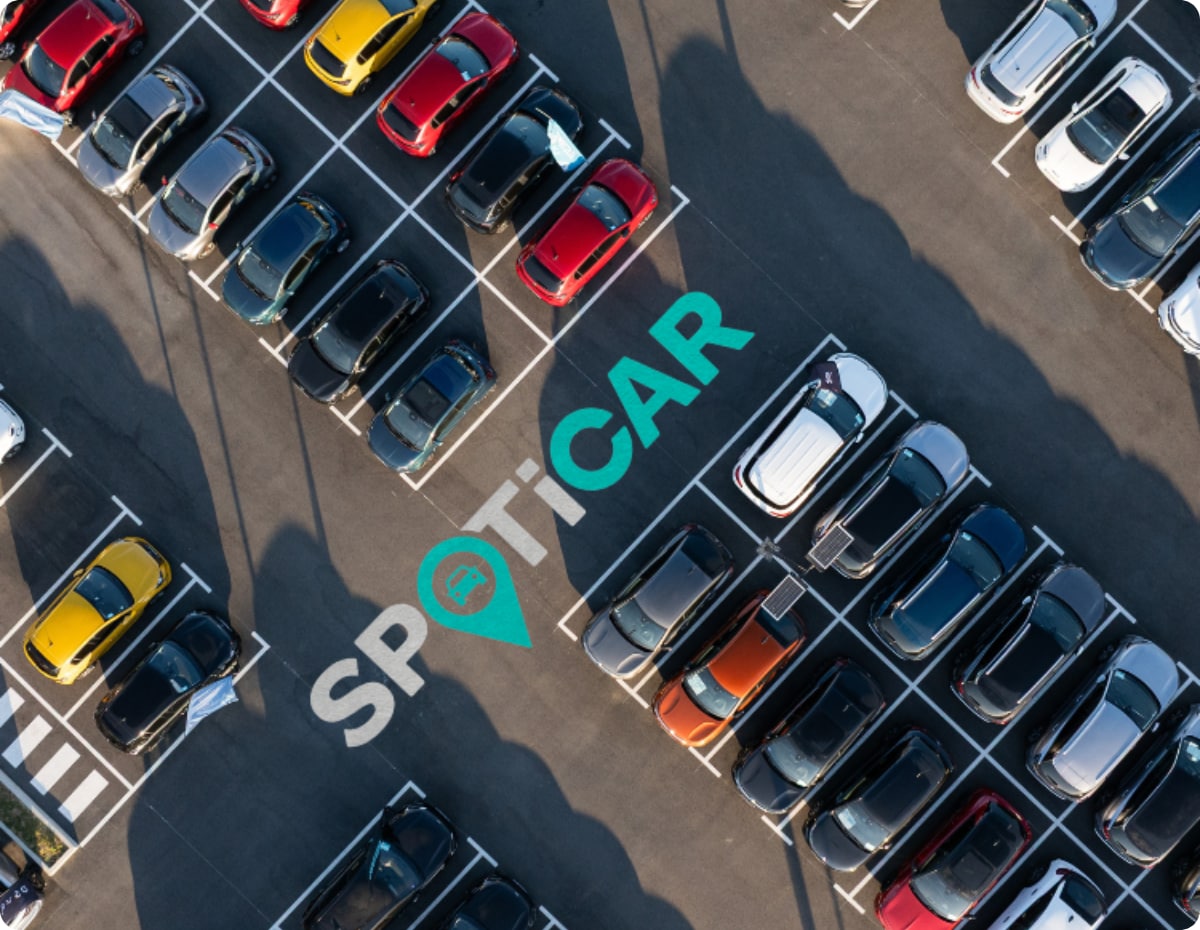 Vue du dessus sur le parking certifié pour voitures d’occasion illustrant la sélection Berlingo approuvée par Citroën SPOTICAR