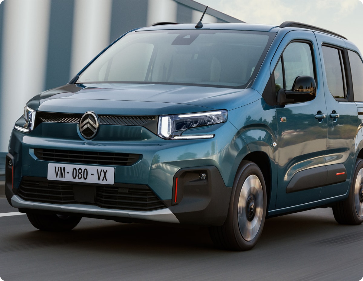 Vue frontale aux trois quarts du Kiama Blue ë-Berlingo montrant conception, sécurité, efficacité et disponibilité immédiate du stock
