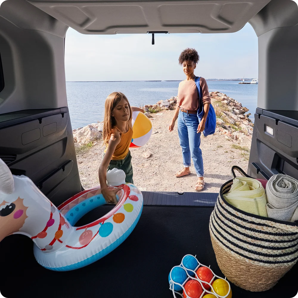 Vue intérieure arrière Berlingo mettant en avant une disposition spacieuse et polyvalente avec jusqu’à 7 places, confort et flexibilité familiale