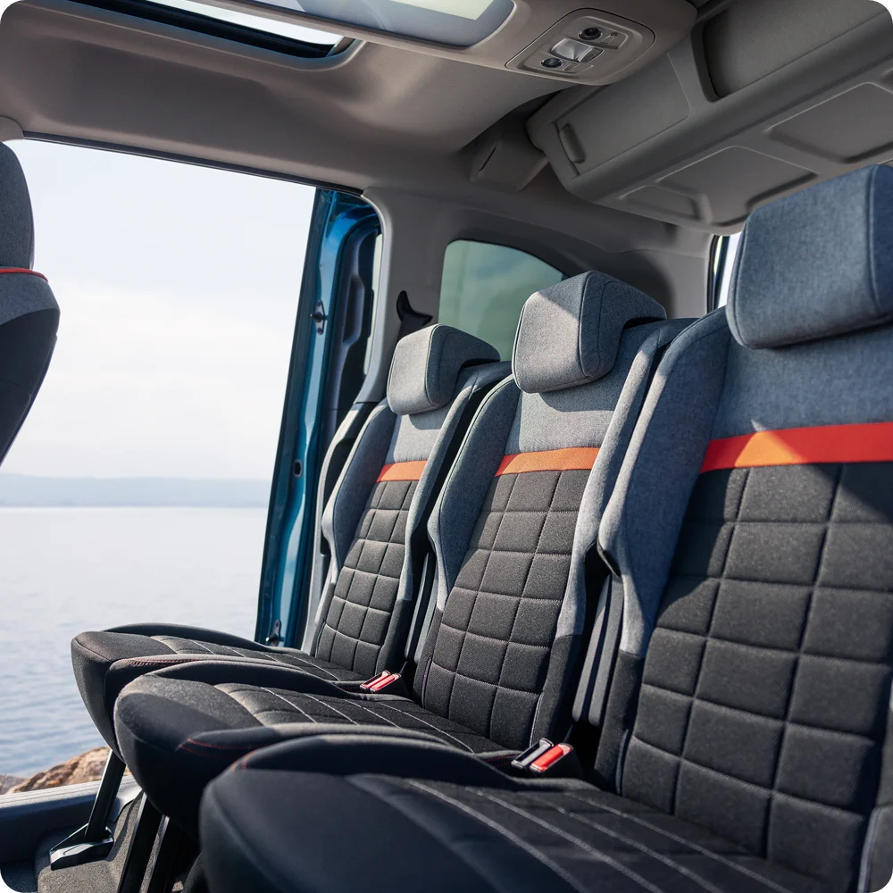 Vue intérieure avant Berlingo mettant en valeur des sièges Advanced Comfort, un soutien, une sécurité et une expérience de relaxation améliorée à bord
