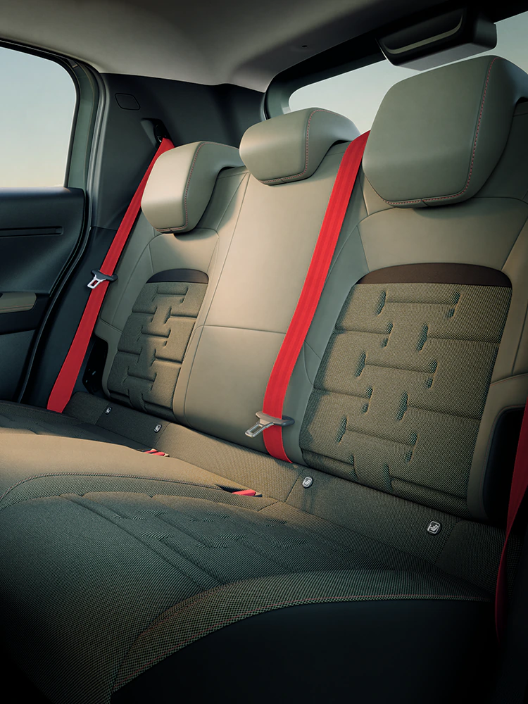 Vue des sièges arrière de Citroën C3 Outdoor présentant les sièges Advanced Comfort et l’espace généreux d’un SUV compact pour les voyages en famille