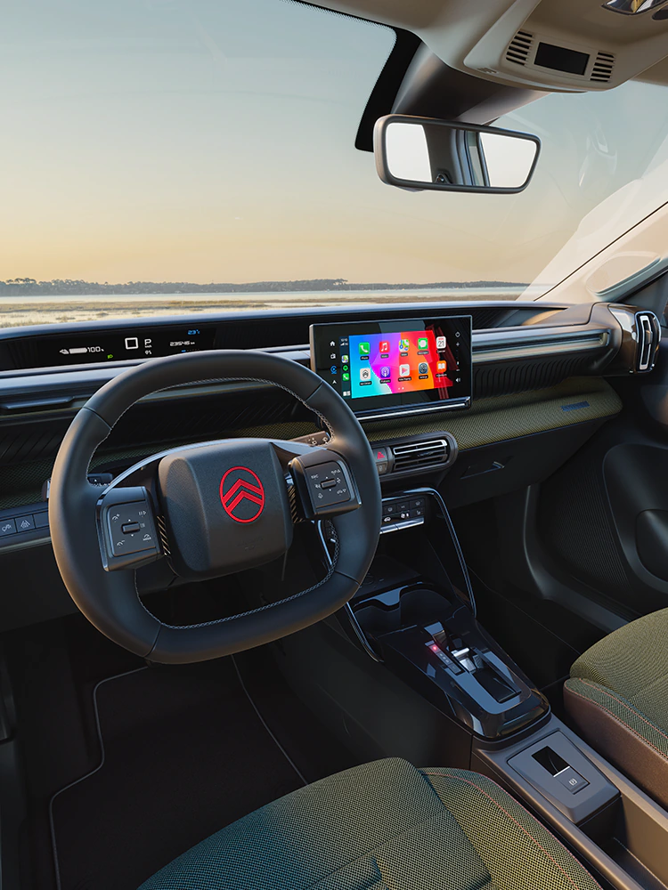 Vue conducteur du tableau de bord de Citroën C3 Outdoor avec écran tactile, présentant la connectivité Advanced Comfort pour les trajets en SUV compact