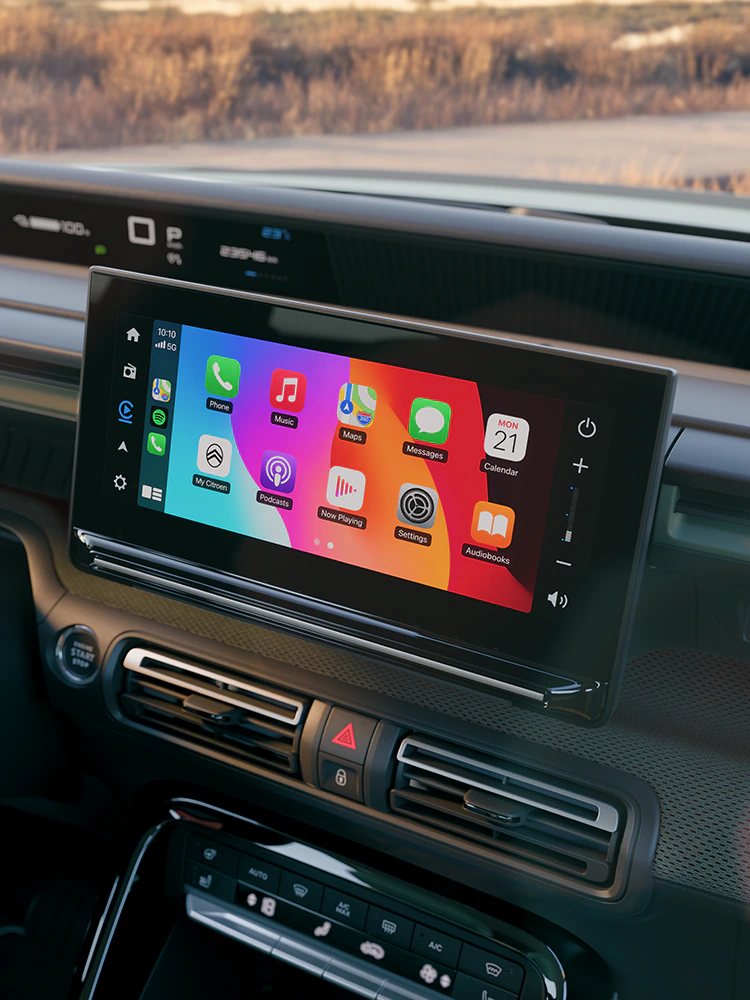 Gros plan sur le tableau de bord de Citroën C3 Outdoor avec écran tactile, présentant la connectivité Advanced Comfort pour les déplacements en SUV compact