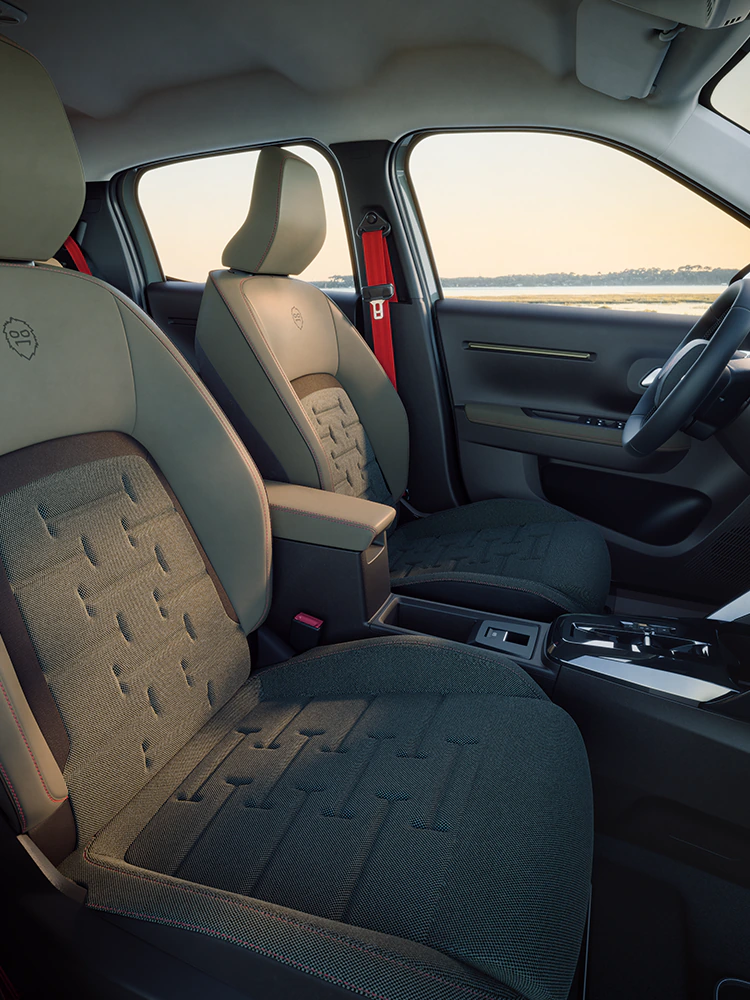 Vue intérieure avant de Citroën C3 Outdoor présentant les sièges Advanced Comfort et l’habitacle spacieux d’un SUV compact pour les trajets en famille