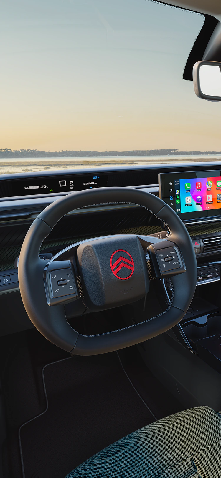 Bestuurdersaanzicht van het dashboard van de Citroën C3 Outdoor met infotainmentscherm, dat Advanced Comfort-connectiviteit toont voor gezinsritten met een SUV