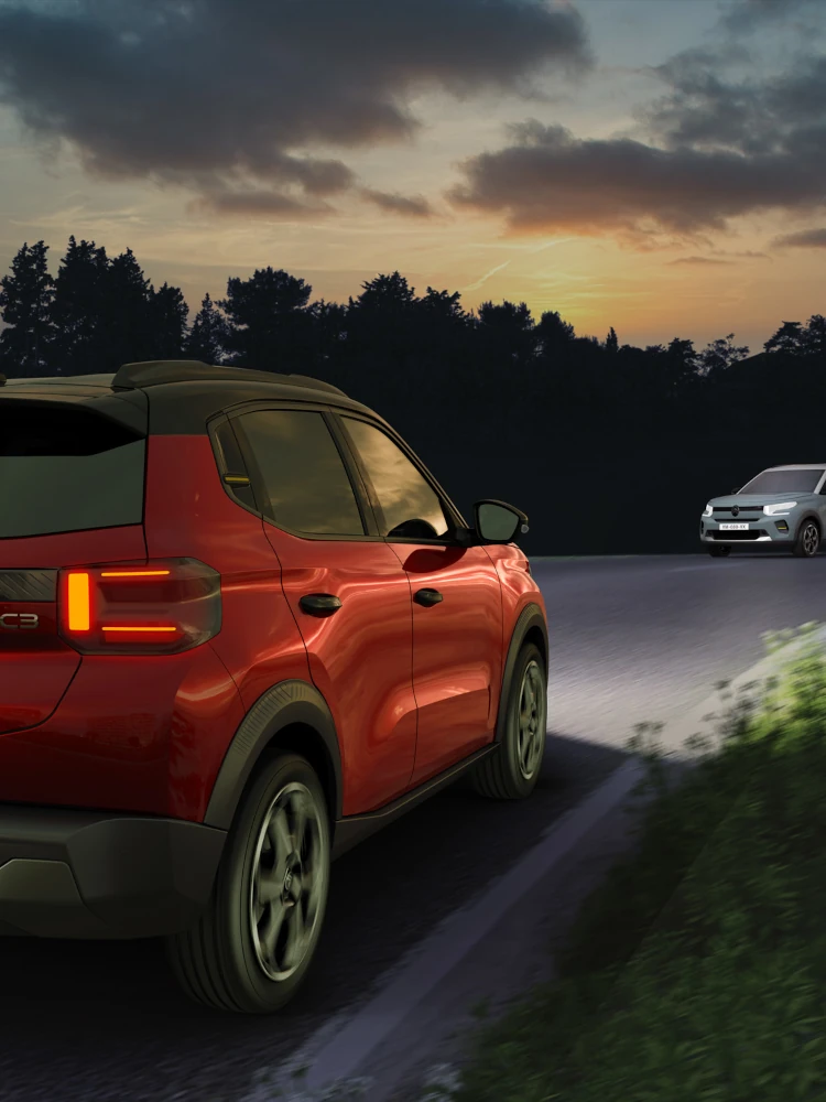 Achteruitzicht 's nachts van de Citroën ë-C3 elektrische SUV met wagenmatische koplampen voor veiligere, zelfverzekerdere en betaalbare dagelijkse stedelijke mobiliteit.