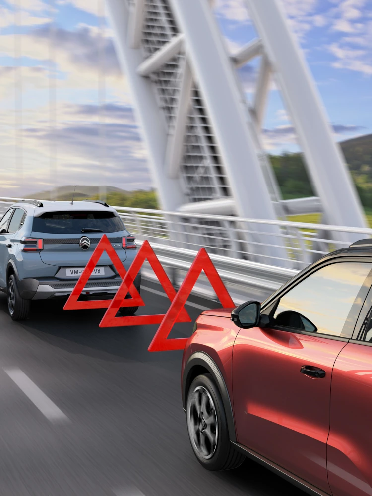 Snelwegweergave van de Citroën ë-C3 elektrische SUV toont een waarschuwing voor frontale botsingen voor veiliger, zelfverzekerder en betaalbaar dagelijks rijden.