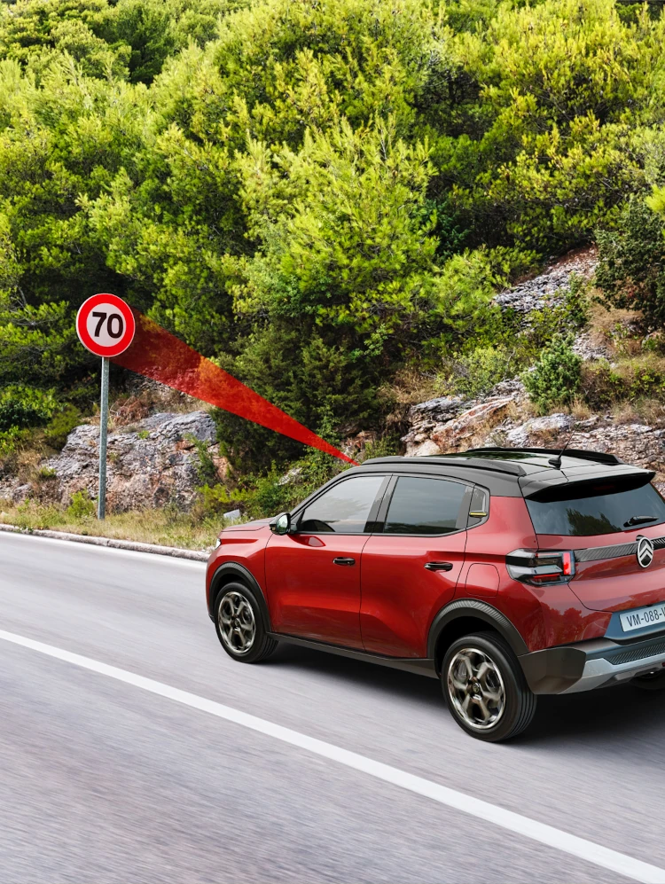 Zijaanzicht van de Citroën ë-C3 elektrische SUV toont snelheidslimietherkenning voor veiligere, zelfverzekerde en betaalbare dagelijkse mobiliteit.