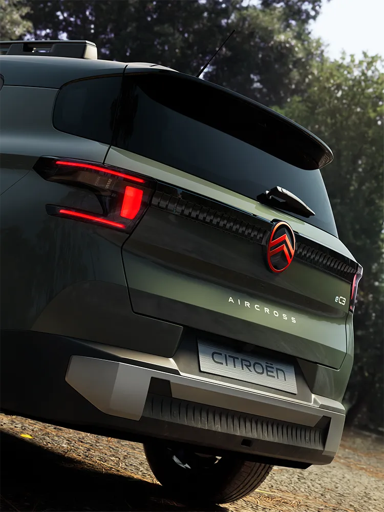 Bestuurdersaanzicht van de cockpit van de Citroën ë-C3 Aircross met head-updisplay, infotainmenttouchscreen en connectiviteit voor een gezins-SUV