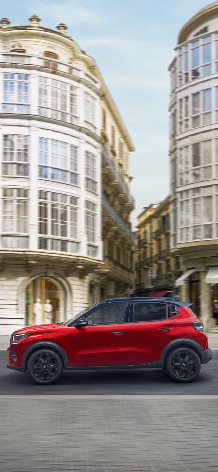 Vue trois-quarts arrière latérale en conduite du SUV compact Citroën C3 mettant en valeur le design moderne des feux arrière pour une mobilité confiante, efficace et abordable.
