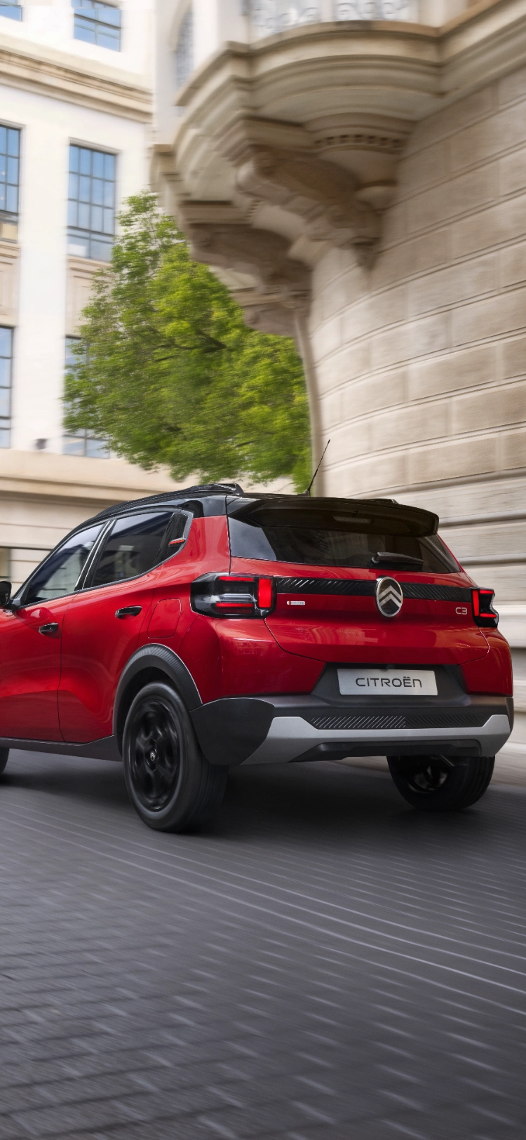 Achteraanzicht van driekwart van de Citroën ë-C3 elektrische SUV benadrukt wendbare stadsprestaties voor soepele, zelfverzekerde en betaalbare mobiliteit.