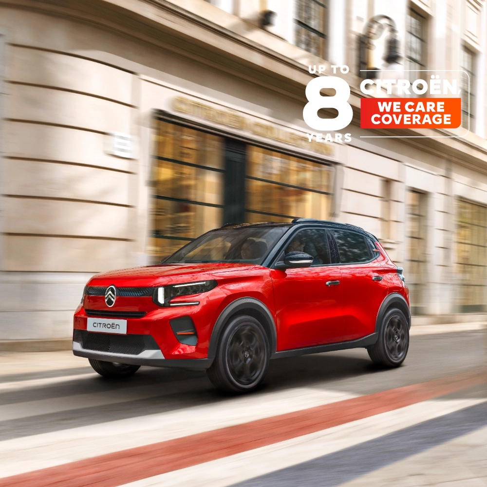 Voorste driekwart aanzicht van de Citroën ë-C3 elektrische SUV met aerodynamisch ontwerp voor comfortabel en betaalbaar stedelijk mobiliteit.